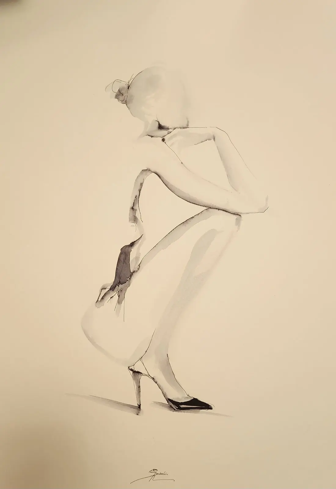 Guggoló elmosódott női alak magassarkú cipőben a távolba révedve lavírozott tusrajzon