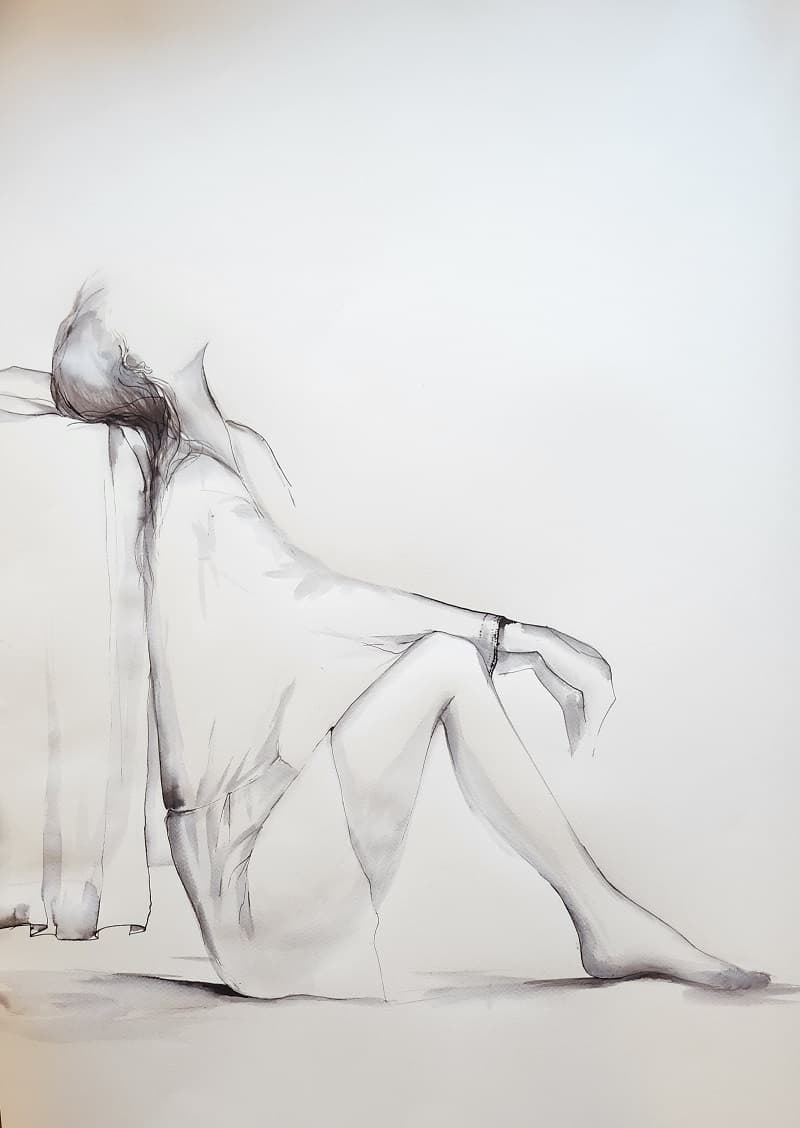 Ülő nő hátravetett fejjel