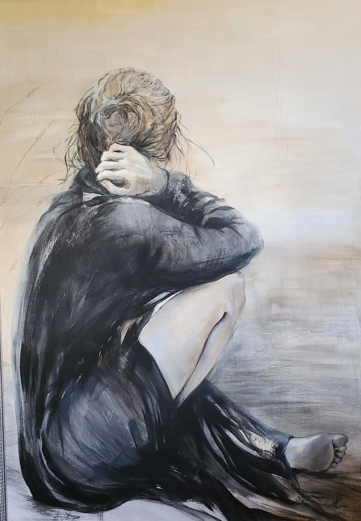 Női alak a kontyát tartja hátsónézetben egy festményen