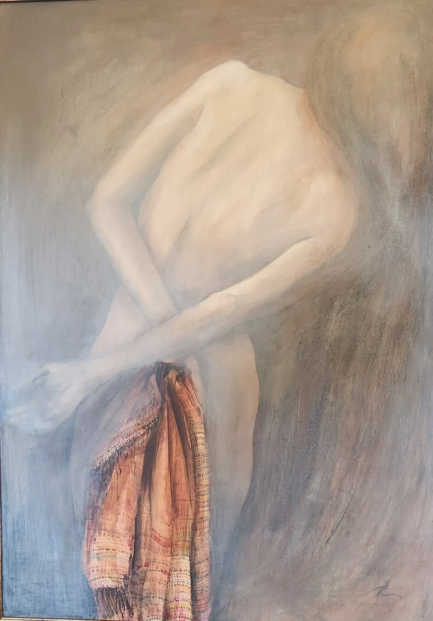 Meztelen női alak hátsó nézetben két karjával textíliát tart a derakától lefelé hullva