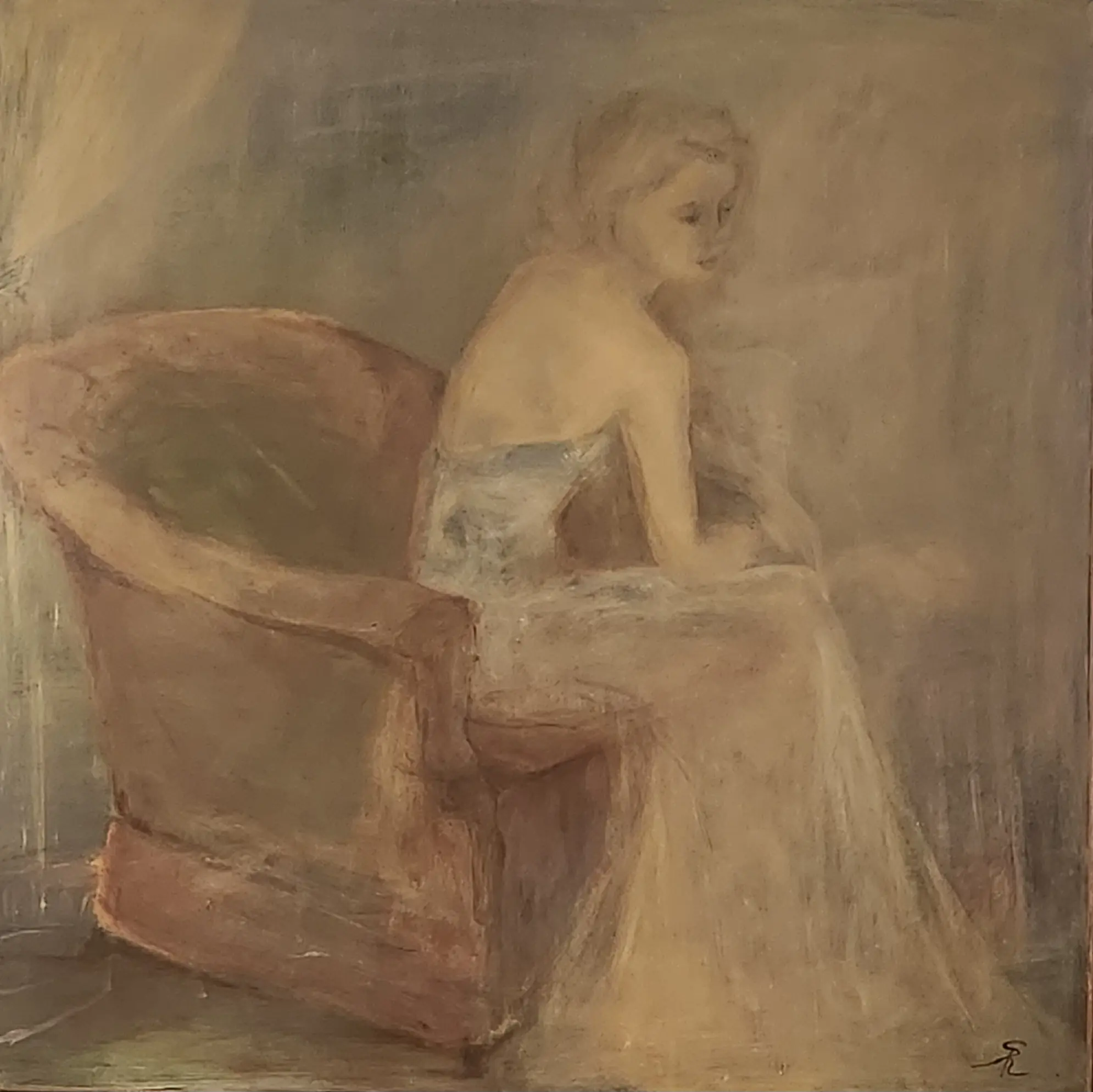 Báli ruhás nő egy fotelban ül