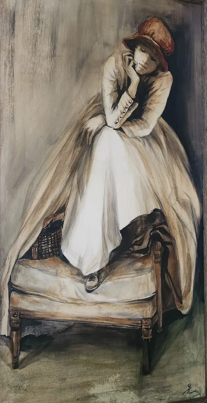 kalapos női alak üle gy fotel háttámláján a térdére könyökölve