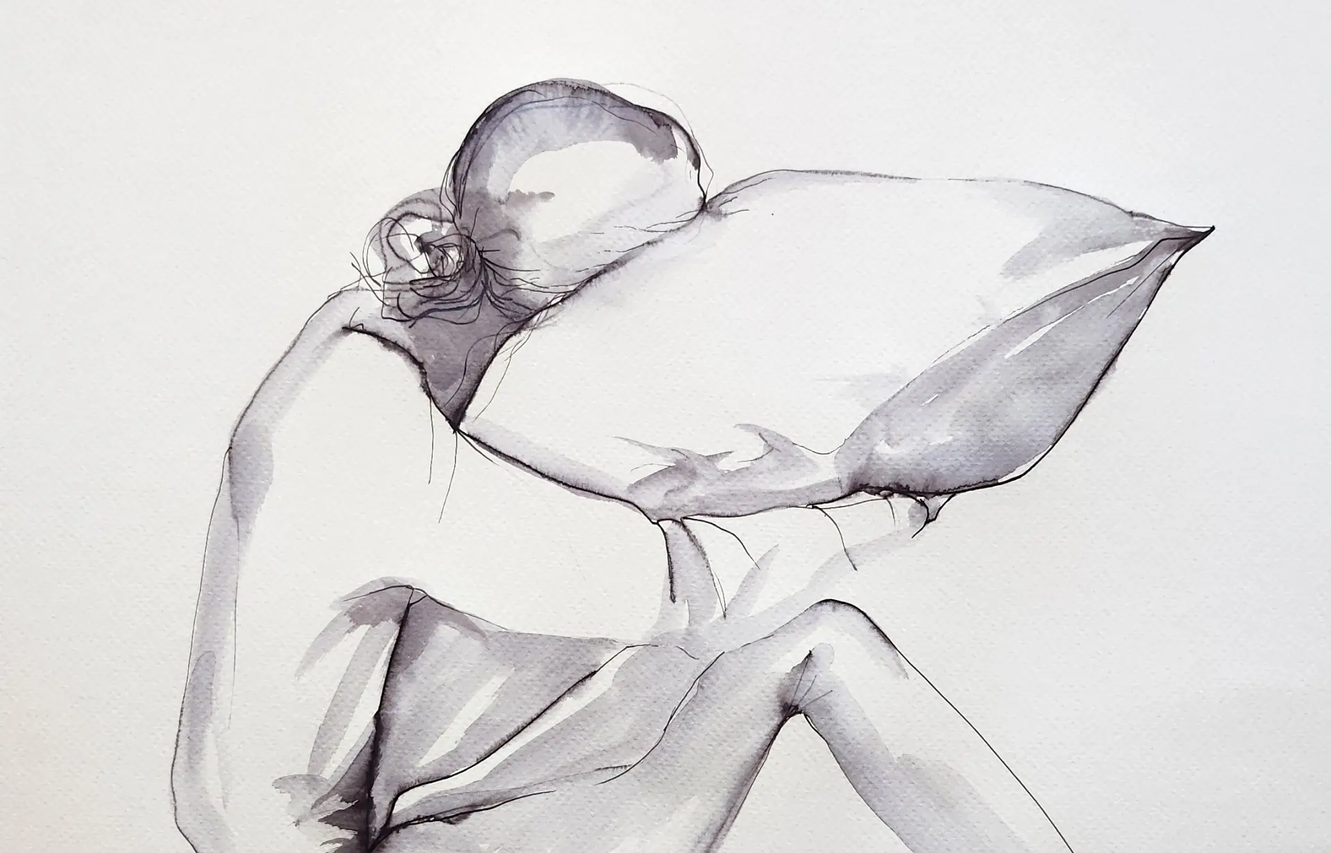 Ülő nő párnával a térdén