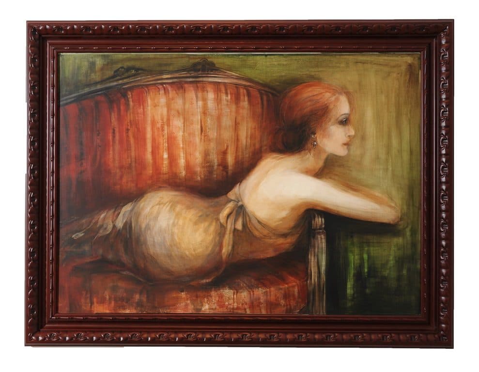 Nő hever egy rekamién